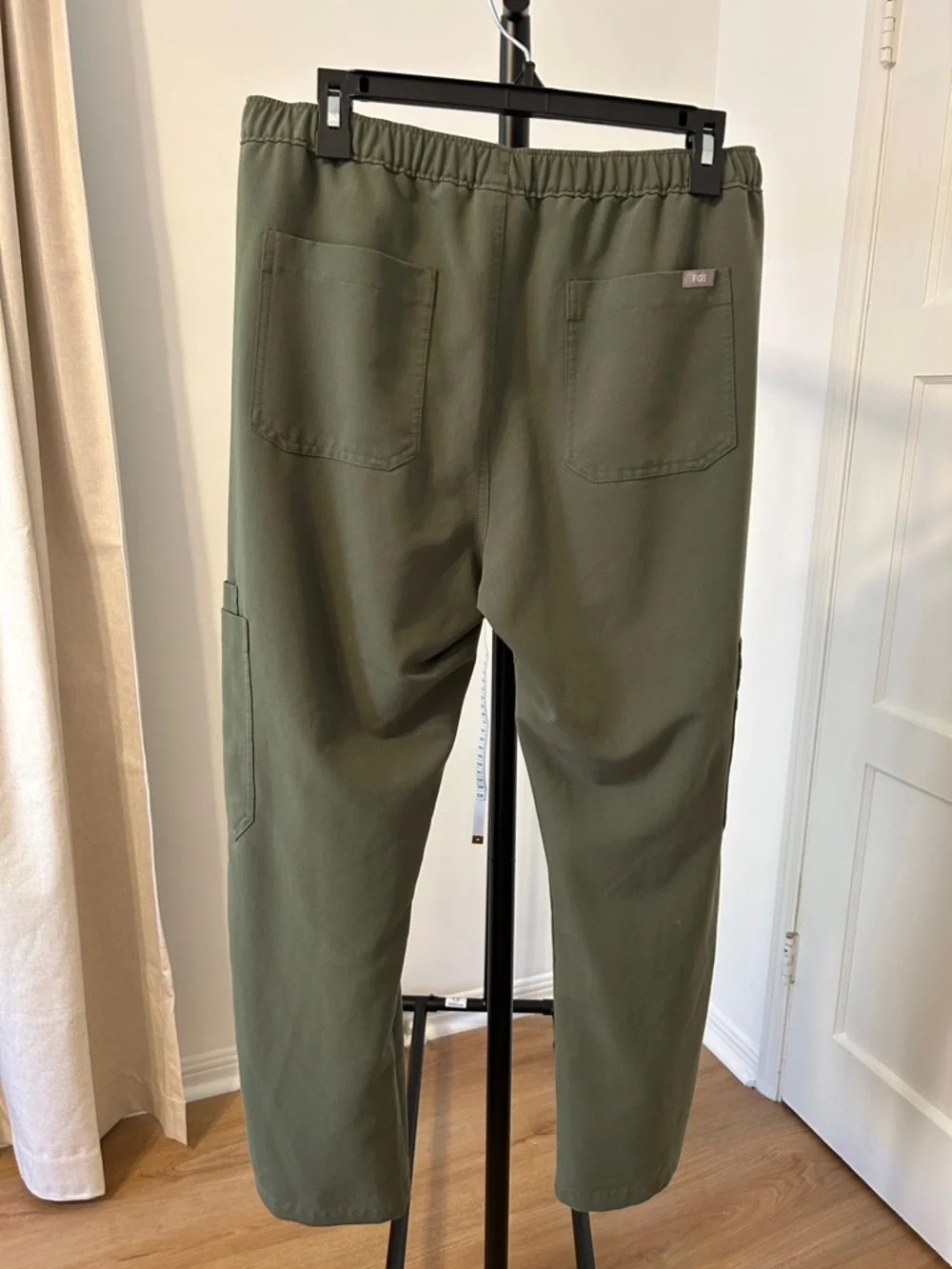 Figs Men’s Cairo Cargo Scrub Pants. Size Large/Short. 28” inseam. Color: Moss